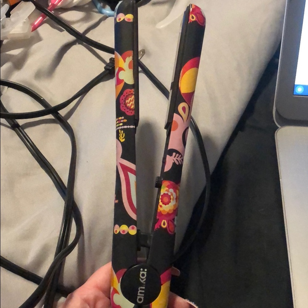 Amika ceramic hair straightener - Picture 2 of 3